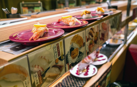 Chuỗi cửa hàng sushi kiện thiếu niên liếm chai nước tương, đòi bồi thường 480.000 USD