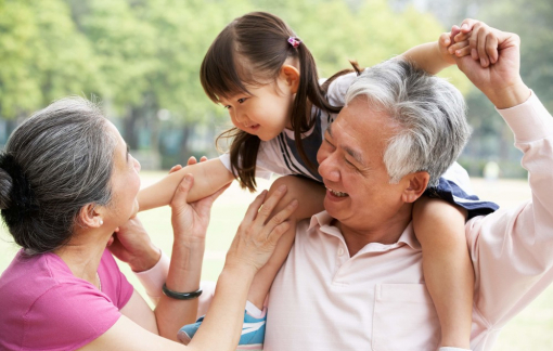 Tôi có nên nhìn nhận đứa con ngoài giá thú của con trai mình?