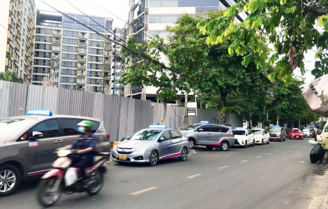 Taxi, ô tô dừng, đỗ sai quy định quanh sân bay Tân Sơn Nhất
