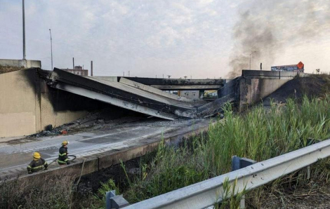 Cháy xe làm sập đường cao tốc tại Mỹ