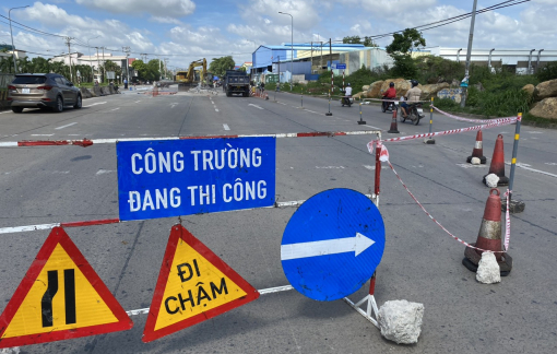 Công nhân tất bật tháo dỡ 2 trạm thu phí trên quốc lộ 1K