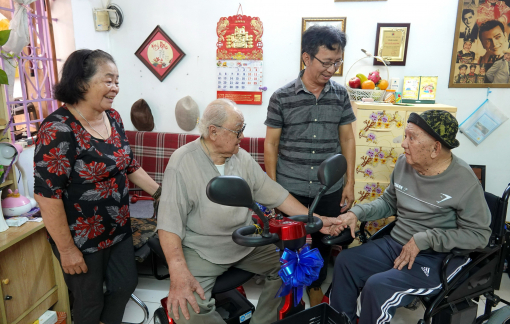 Tặng xe điện cho nghệ sĩ lớn tuổi đi lại khó khăn