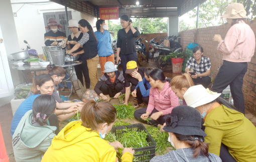 Người dân góp thực phẩm, nấu cơm cho cán bộ, chiến sĩ làm nhiệm vụ ở Cư Kuin