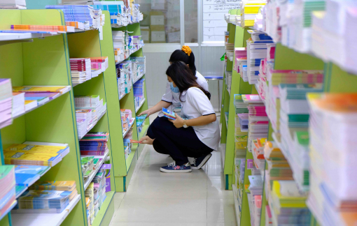 Nhà xuất bản Giáo dục Việt Nam nói gì khi giá sách giáo khoa lớp 4, 8, 11 tăng cao?