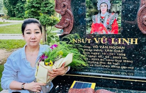 NSƯT Thanh Thanh Tâm từ Mỹ về viếng mộ đàn anh Vũ Linh
