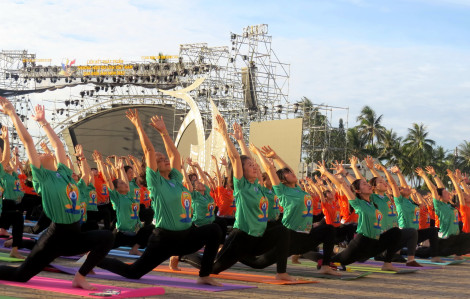 1.200 người cùng đồng diễn yoga tại phố biển Nha Trang