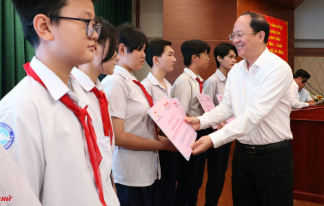 Trao 300 suất quà cho học sinh, sinh viên nghèo dân tộc Hoa