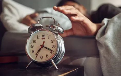 Thói quen xem đồng hồ khiến chứng mất ngủ nghiêm trọng hơn