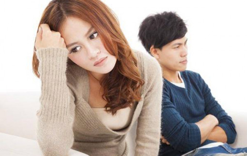 Chồng hay trêu đùa các cô gái trước mặt tôi