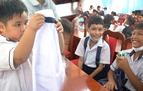 Học sinh Cần Giờ vui mừng ngày nhận áo mới đến trường
