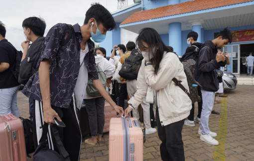 Hàng trăm học sinh huyện đảo Kiên Hải vượt biển vào đất liền thi tốt nghiệp THPT