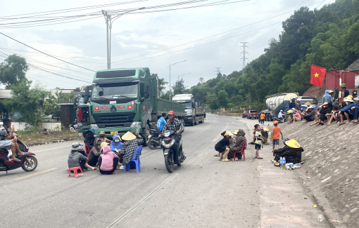 Yêu cầu tháo dỡ dây chuyền sàng than ở cảng biển Vissai sau vụ người dân dựng lều chặn xe