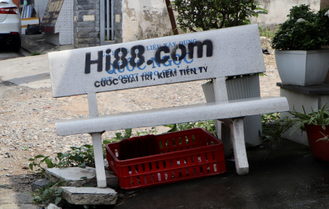 TPHCM: Hàng loạt ghế đá ở TP Thủ Đức bị xịt sơn, quảng cáo cá độ bóng đá
