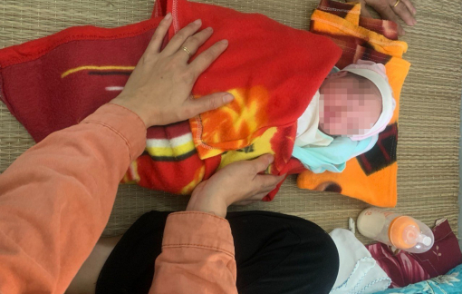 Gia đình xin nhận lại bé trai sơ sinh sau vài giờ bỏ rơi dưới chân cầu vượt