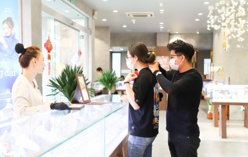 Giá vàng mất mốc 67 triệu đồng/lượng, trong khi vàng thế giới tăng