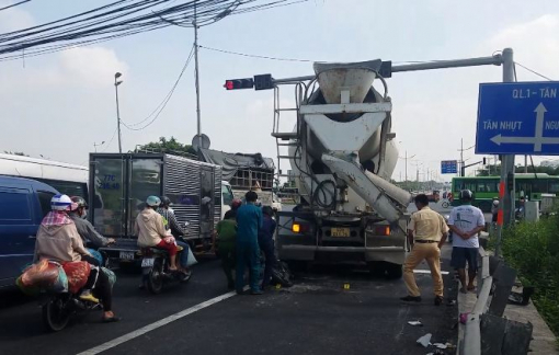 Xe bồn lao vào dòng người đang chờ đèn đỏ, người cùng xe máy nằm la liệt