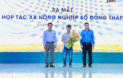 Dùng thiết bị bay không người lái để làm nông nghiệp