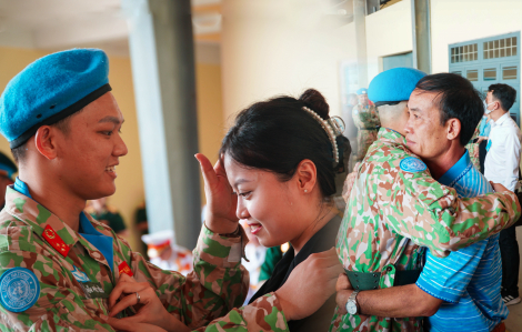 Xúc động giây phút người lính “mũ nồi xanh” chia tay gia đình, lên đường làm nhiệm vụ