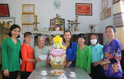 Hội LHPN cụm thi đua 2 TPHCM thăm mẹ Việt Nam anh hùng