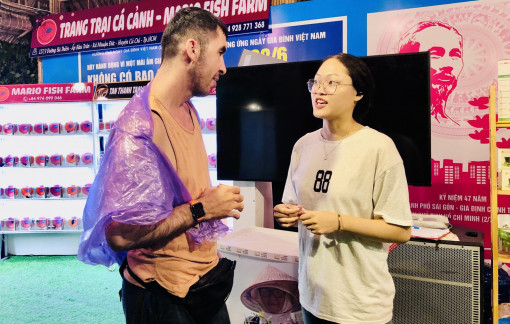 Khách hào hứng mua sản phẩm OCOP xuất khẩu đi Mỹ