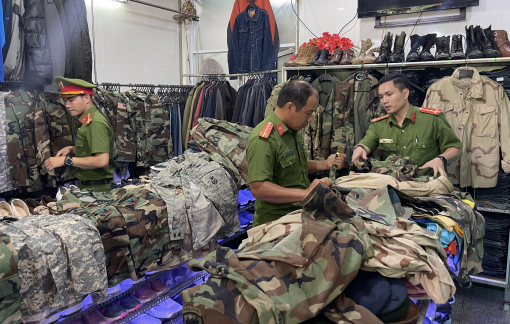 Thu giữ hơn 100 bộ quần áo rằn ri giống quân phục nước ngoài