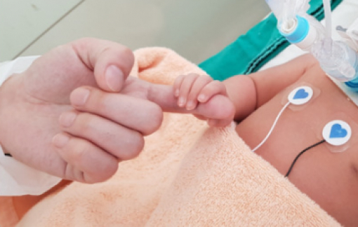 Bé 5 ngày tuổi bị y tá bạo hành qua đời, gia đình hiến tạng để cứu 4 trẻ khác