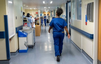 Kỷ lục gần 170.000 nhân viên y tế nghỉ việc tại Anh