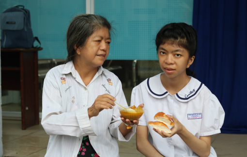 Tặng máy trợ thính cho học trò nghèo, khuyết tật