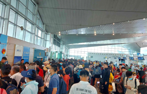 Đường băng sân bay Vinh nứt vì nắng nóng