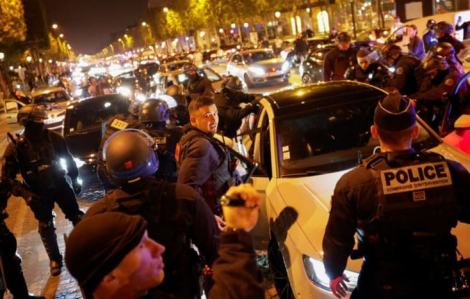 Pháp: Bà của thiếu niên bị cảnh sát bắn chết mong cuộc bạo loạn kết thúc