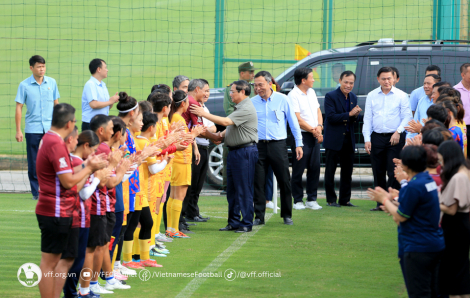 Thủ tướng Phạm Minh Chính thăm và động viên tuyển nữ Việt Nam trước khi dự World Cup 2023