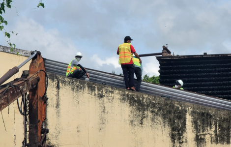 Cưỡng chế nhà máy nước đá lấn chiếm trái phép ở Trà Vinh: Đông đảo người dân đến xem và đồng tình