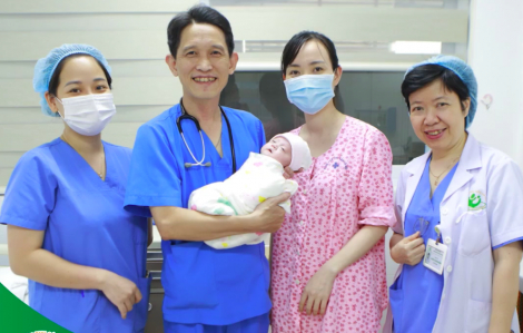 Em bé sinh non nặng 400gr, lọt thỏm trong lòng bàn tay