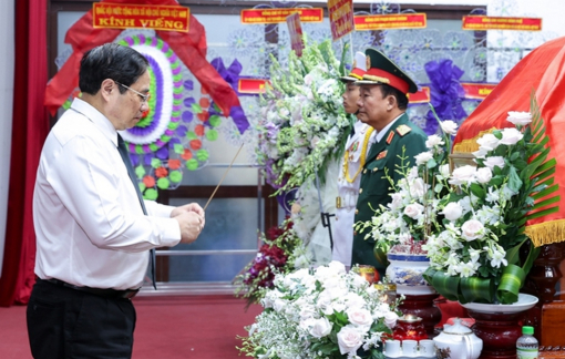 Thủ tướng Phạm Minh Chính viếng nguyên Trưởng ban Tổ chức Trung ương Lê Phước Thọ