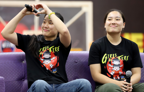 Sự đáng yêu của cặp chị em song sinh giúp bóng rổ Việt Nam làm nên lịch sử ở SEA Games 32