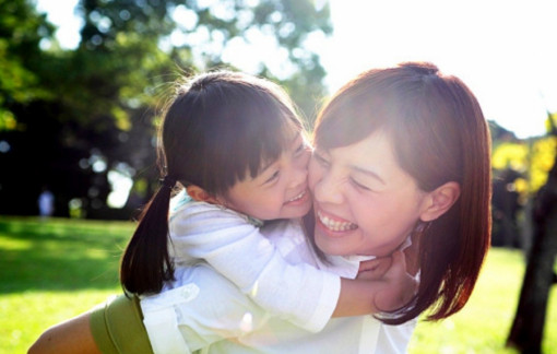 Chồng không cho tôi gần gũi con riêng của mình