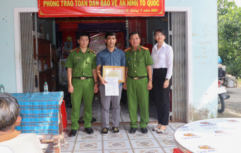 Thưởng nóng cho thanh niên bắt đối tượng cướp tiệm vàng ở Vĩnh Long