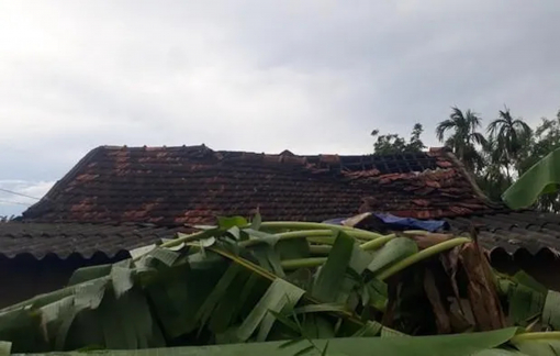 Mưa đá kết hợp lốc xoáy khiến gần 200 ngôi nhà ở Quảng Trị tốc mái