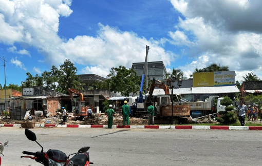Người dân tự nguyện tháo dỡ công trình khiến tuyến đường bị “nghẽn” gần 20 năm