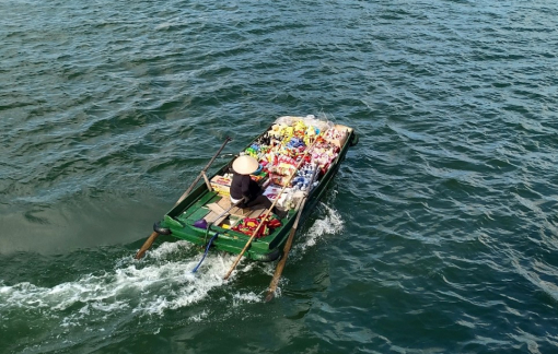 Bài dự thi Những bức ảnh trong đời: Chiếc thuyền bé lênh đênh trên Vịnh Lan Hạ