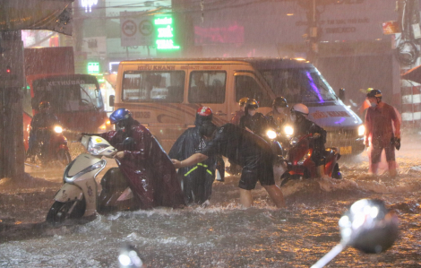 TPHCM: Mưa lớn gây ngập sâu, xe máy "lội" bì bõm trong nước