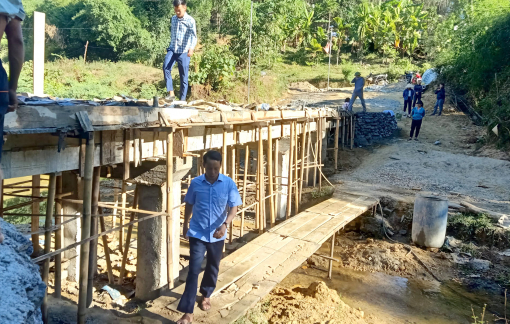 Sợ con thất học, 3 mẹ con chi tiền xây cầu vượt lũ