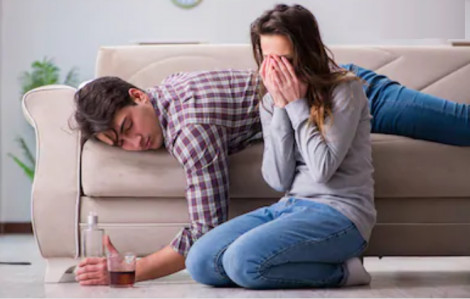 Sống khổ sở với người chồng say xỉn là bạo hành vợ