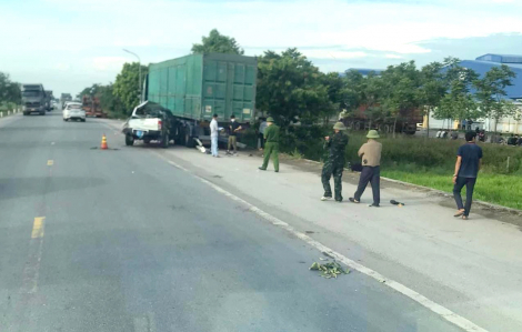 Nghệ An: Xe ô tô bẹp dúm sau tai nạn, 5 người thương vong