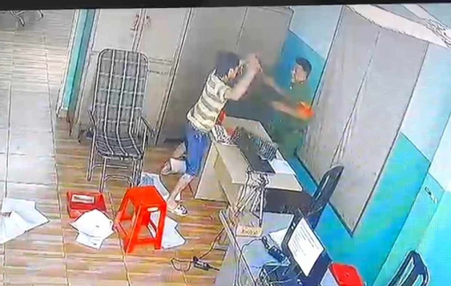 Người đàn ông cầm kéo xông vào trụ sở công an đâm cán bộ trực ban