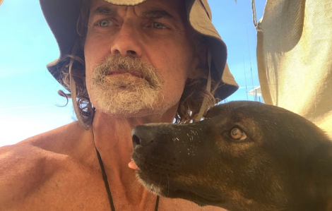 Người thủy thủ cùng chó cưng được cứu sống sau 2 tháng trôi dạt trên biển