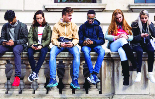 Lướt mạng xã hội, giới trẻ dễ lọt “bẫy” tin tức giả