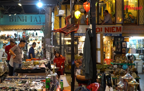 Lạc vào chợ đồ cổ, nơi “bán” ký ức xưa ở TPHCM