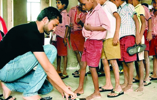 Đôi bạn tái chế giày tặng trẻ em nghèo