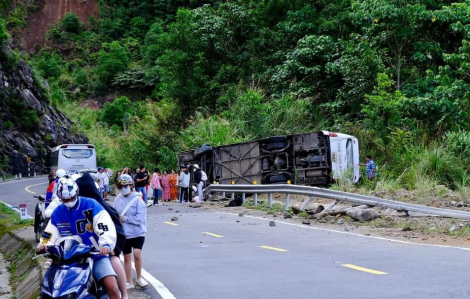 Ô tô chở khách lật trên đèo Khánh Lê, 4 người tử vong